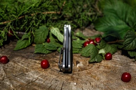 Нож складной Ruike P135-SF серебристый (2 мелкие царапинки на лезвии)